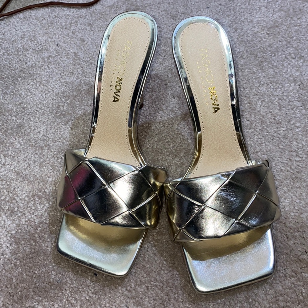 Good size 7 fashion nova slip on heels